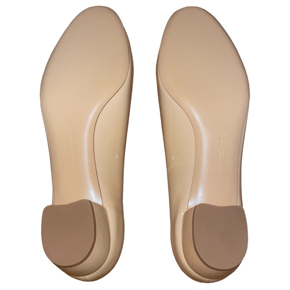 SALVATORE FERRAGAMO Vara Pump Low
Heel Bow Napak Nude Amaretti Size 9.5 C New - Picture 10 of 16